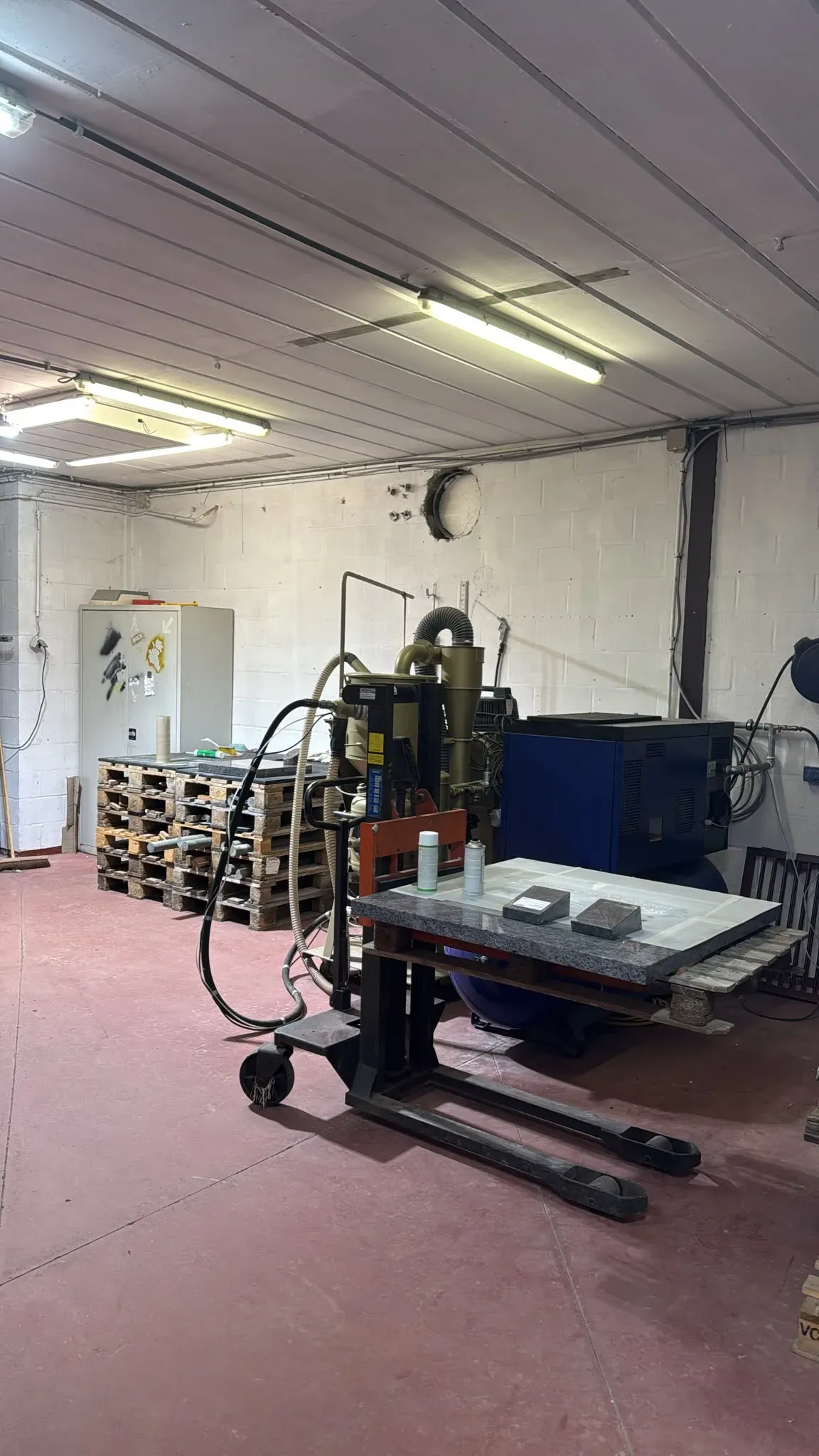 Natuursteen wordt gepolijst in het atelier