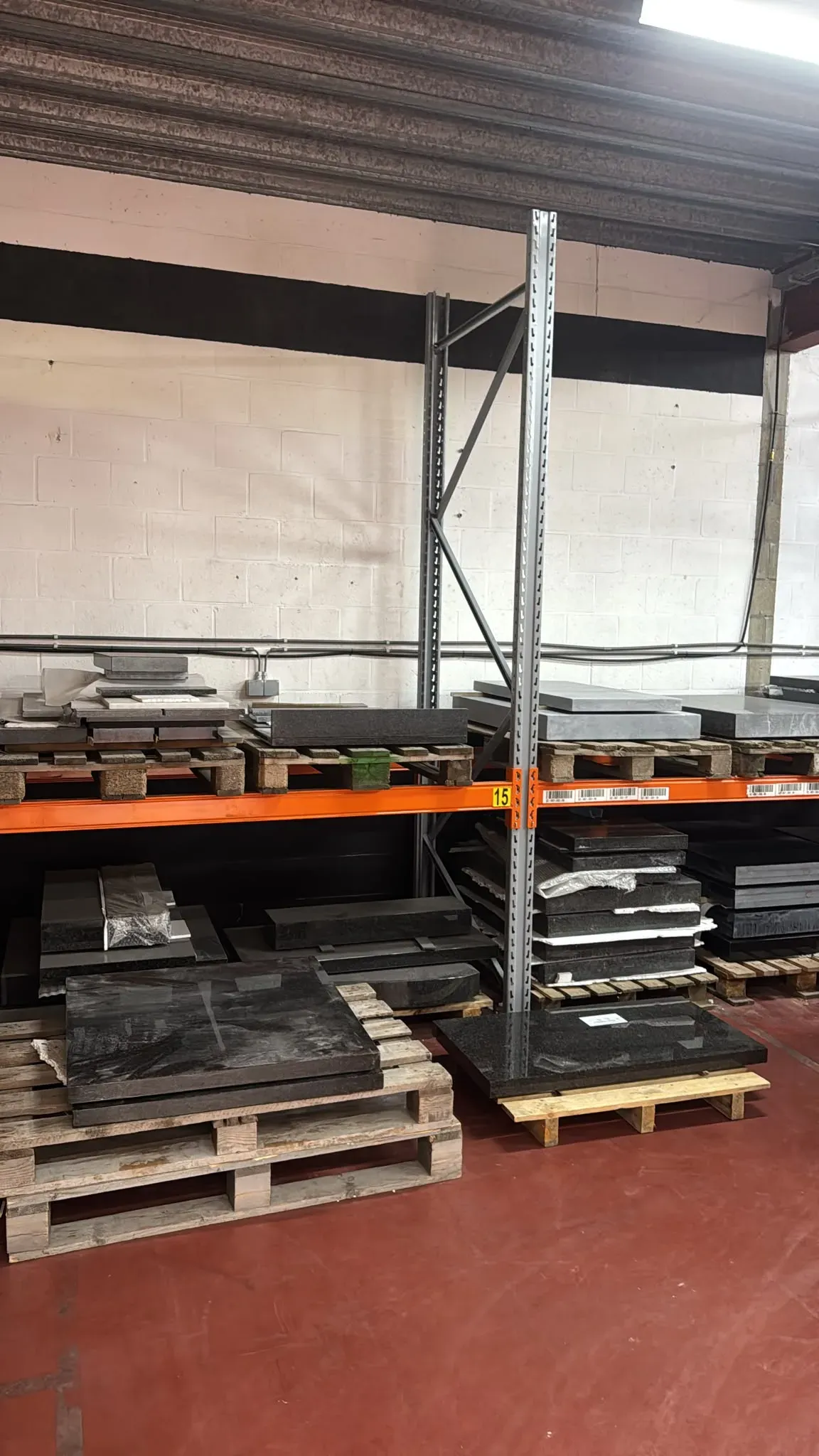 Materiaalvoorraad in het atelier van GranietFix in Alken