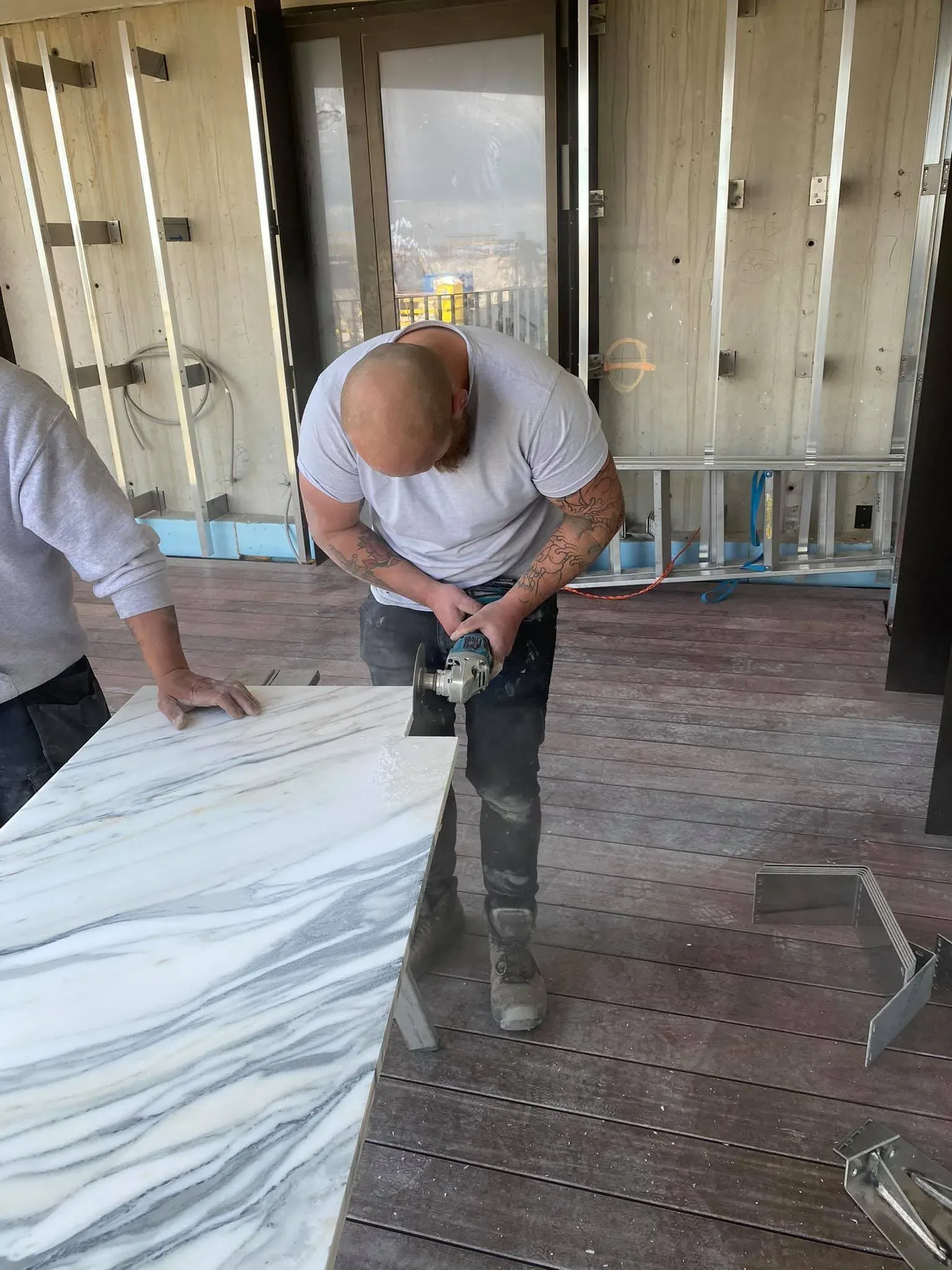 Bart Limberg aan het werk in zijn atelier in Alken