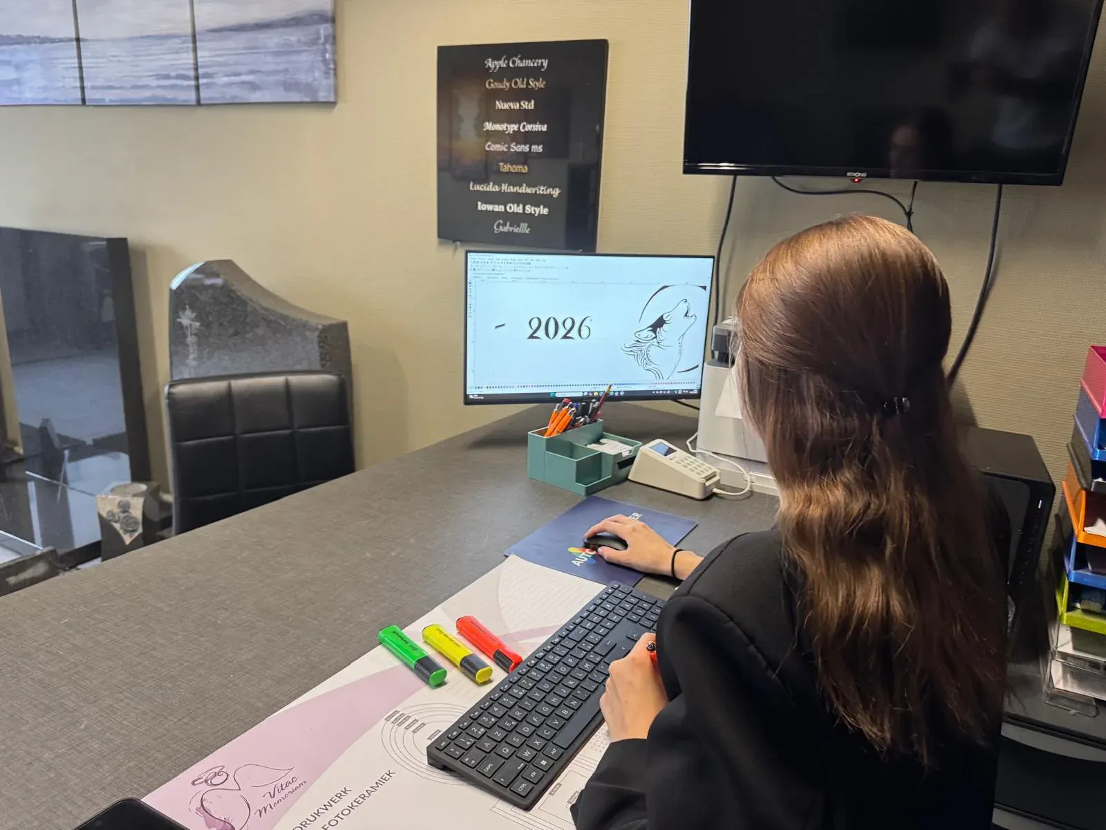 Davina Limberg maakt een ontwerp aan de computer in het atelier van GranietFix