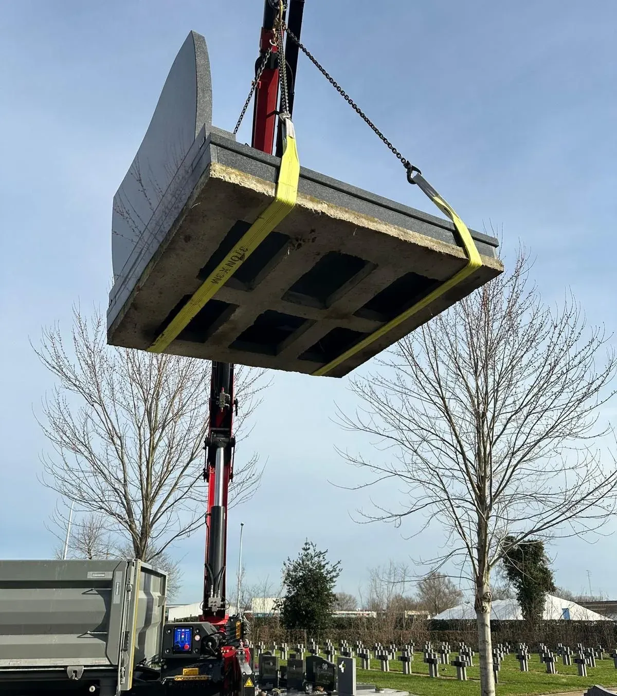 Kraan hijsen, gedenkmonument door GranietFix