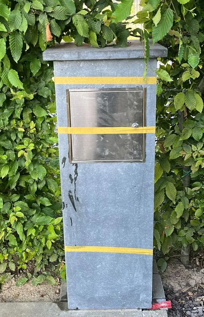 Brievenbuszuil hardsteen, natuursteen maatwerk door GranietFix