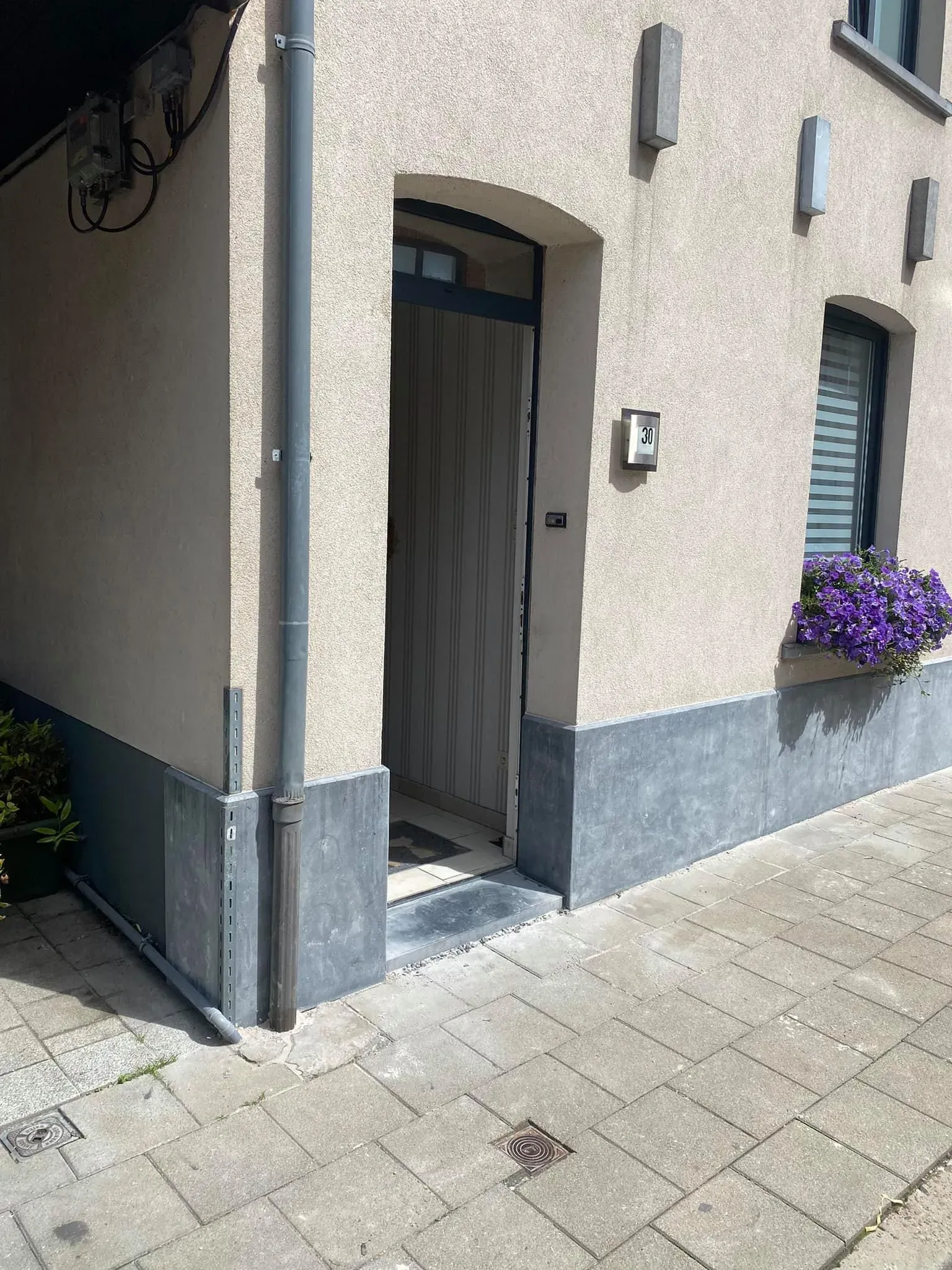 Buitenafwerking plint, natuursteen maatwerk door GranietFix