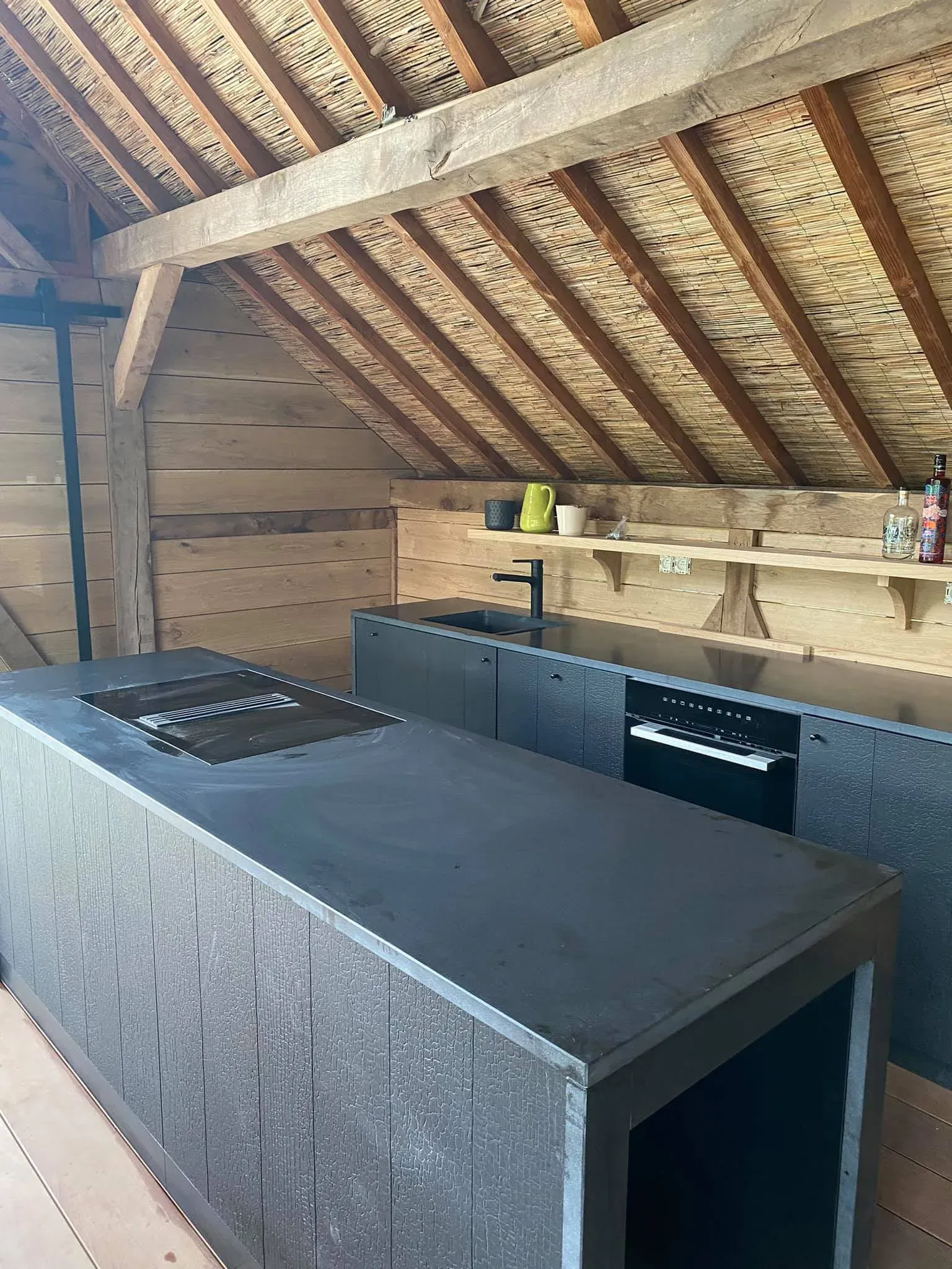 Buitenkeuken, natuursteen maatwerk door GranietFix
