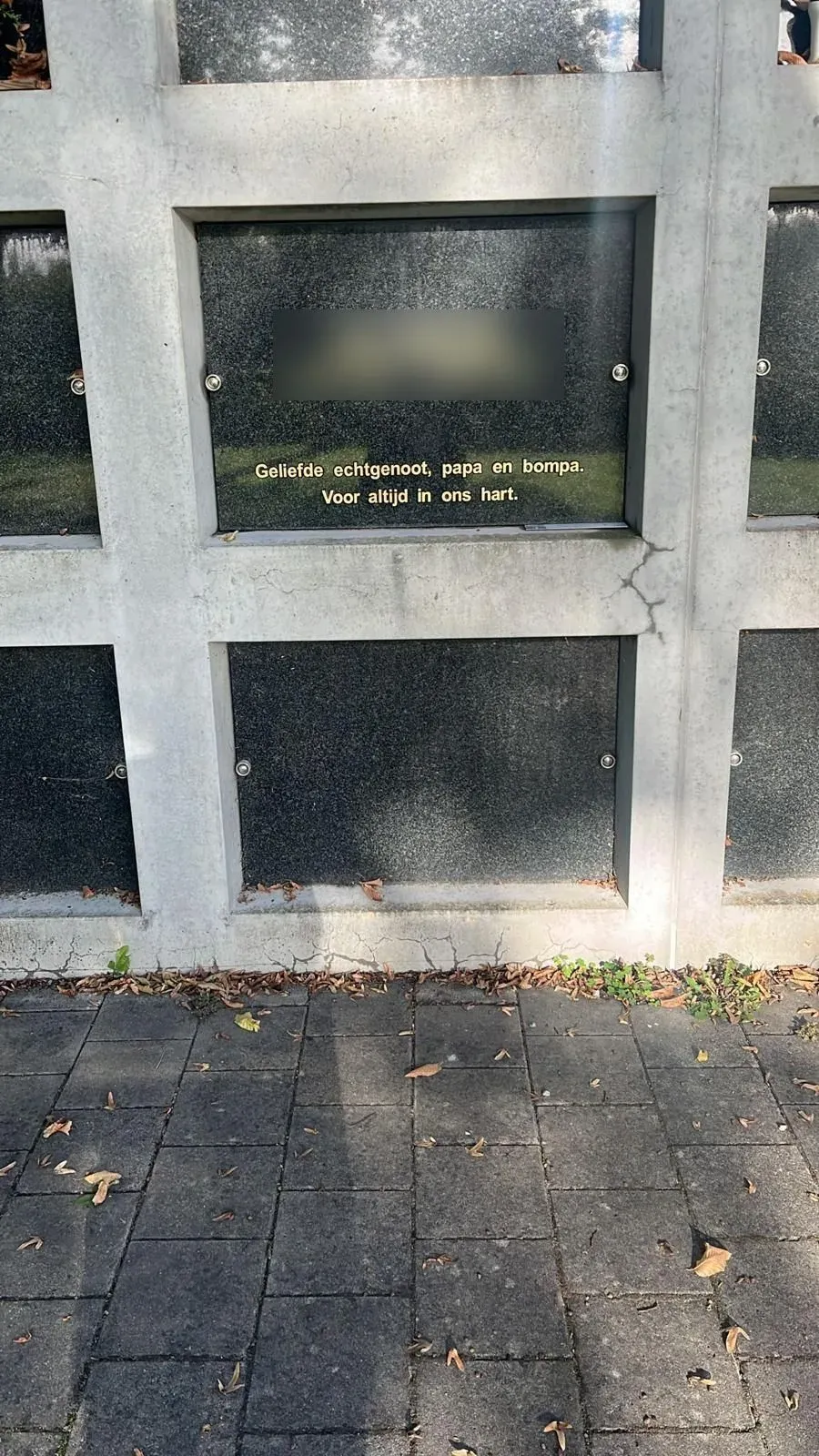 Columbariumplaat met gouden letters