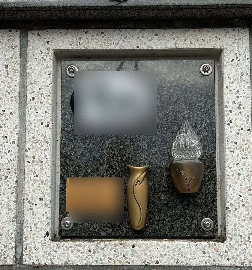Columbariumplaat in donker graniet met bronzen accessoires