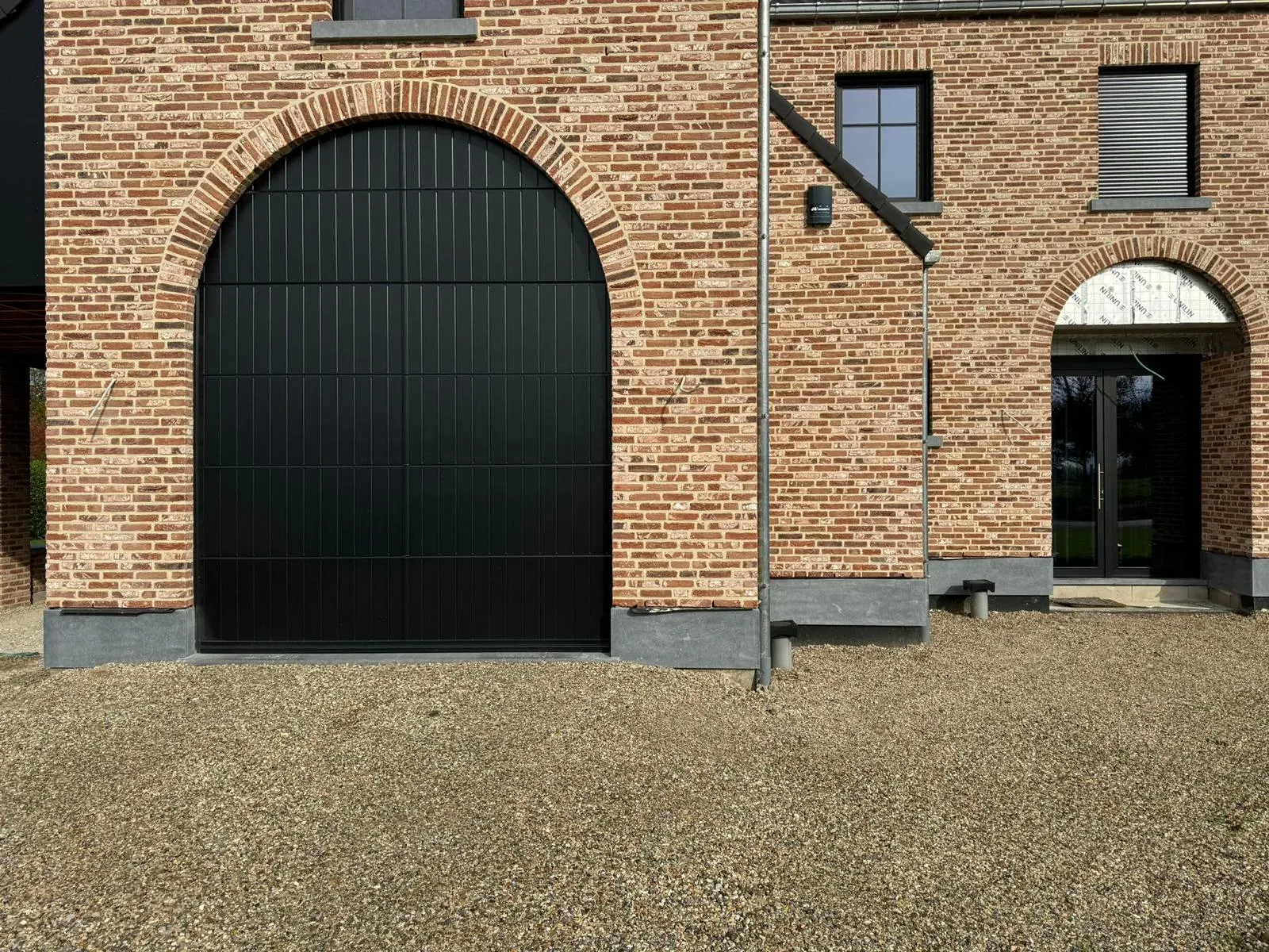 Gevelplint boogpoort, natuursteen maatwerk door GranietFix