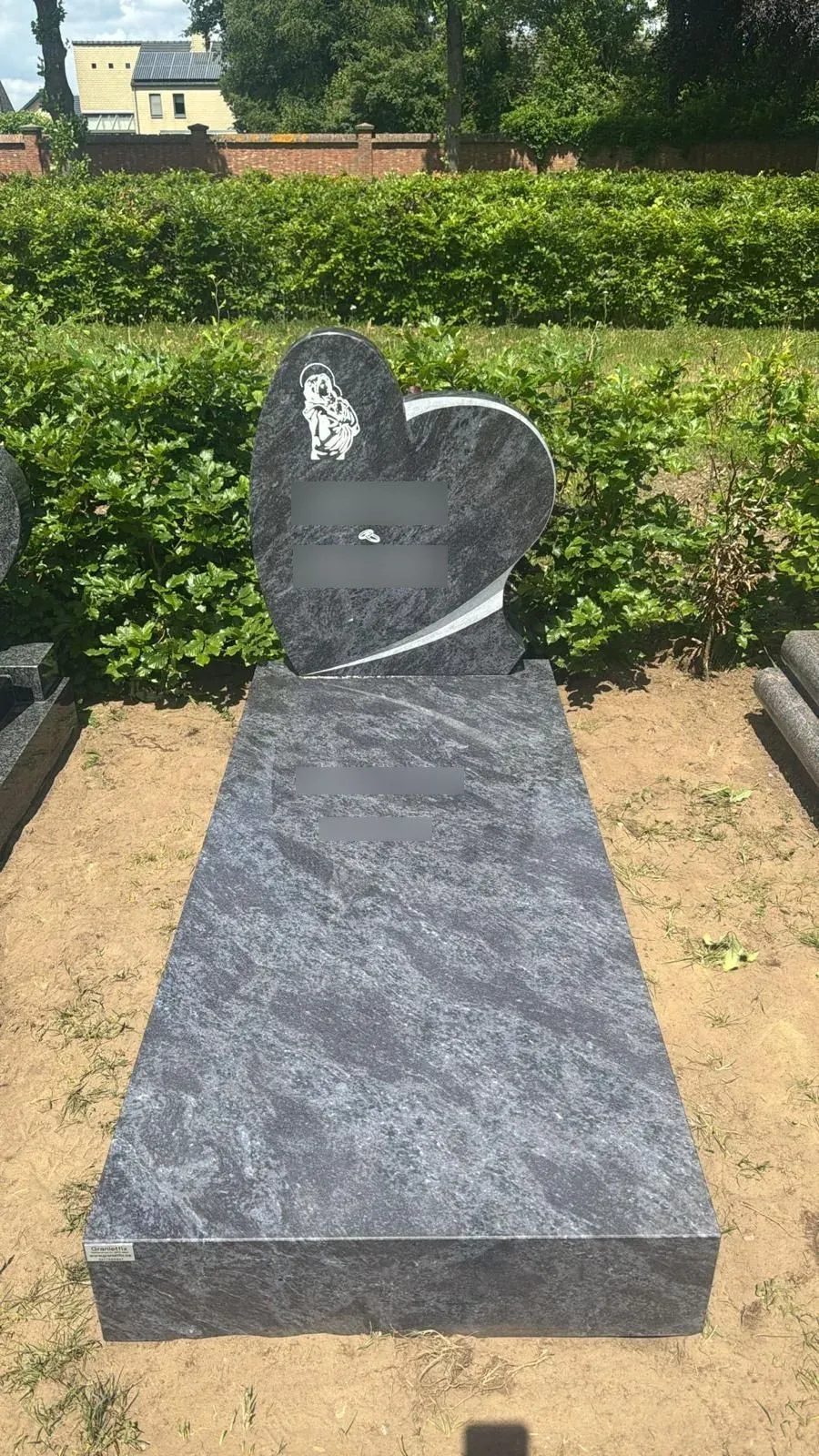 Hartvormig grafmonument in gewolkt graniet
