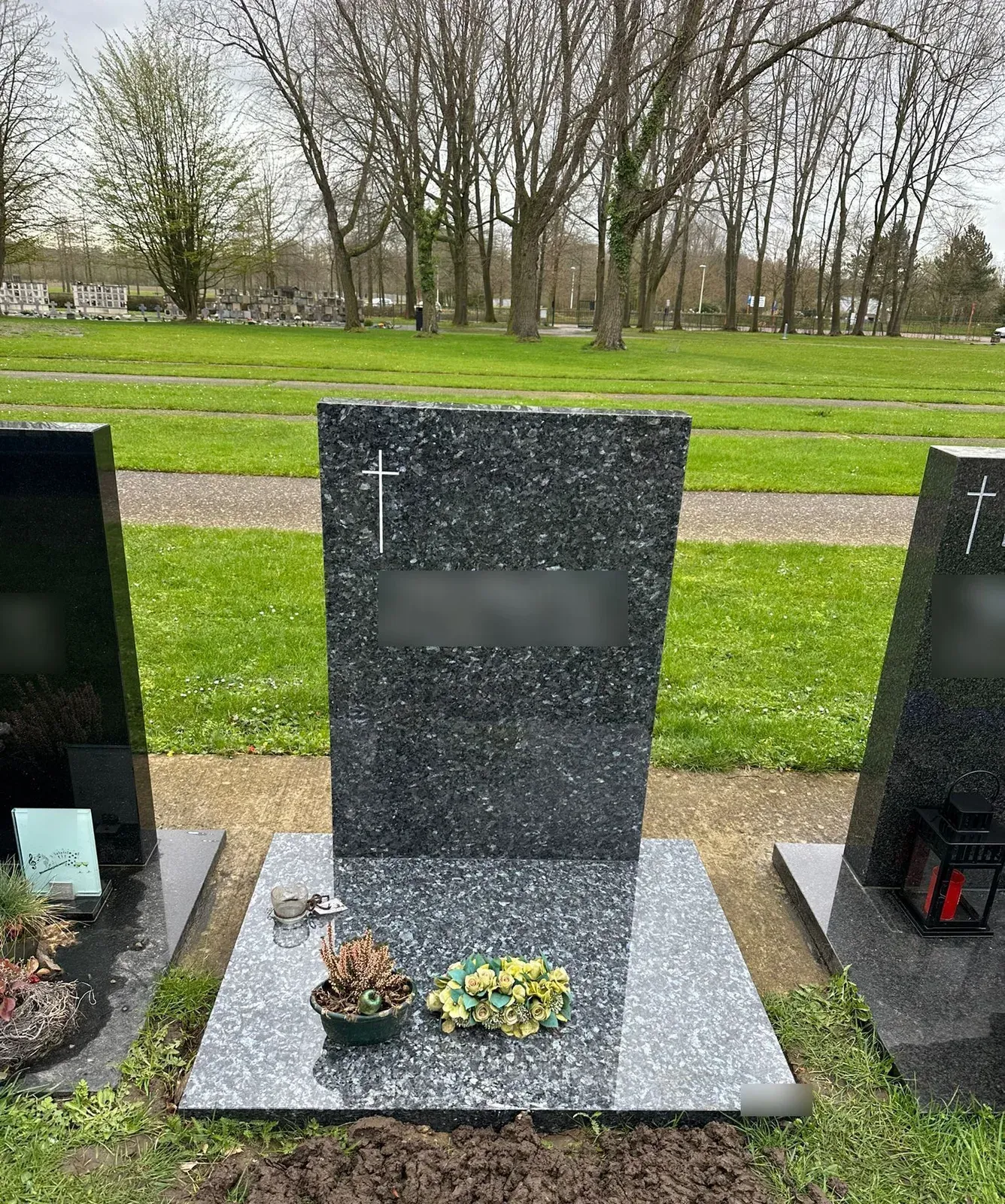 Staande grafsteen in Blue Pearl graniet