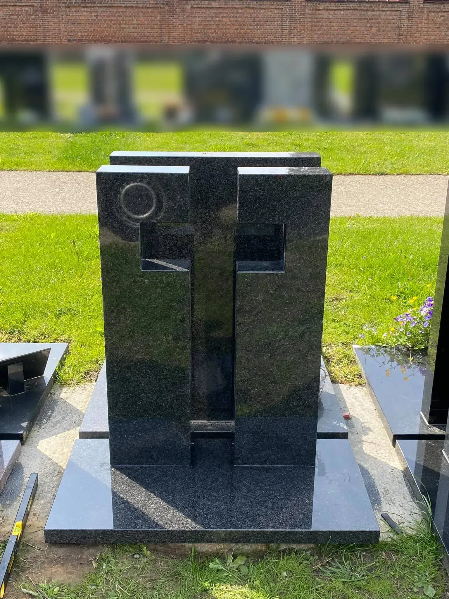 Grafsteen mensen, gedenkmonument door GranietFix