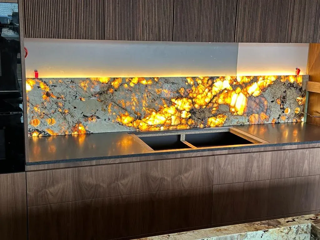 Verlichte natuurstenen spatwand