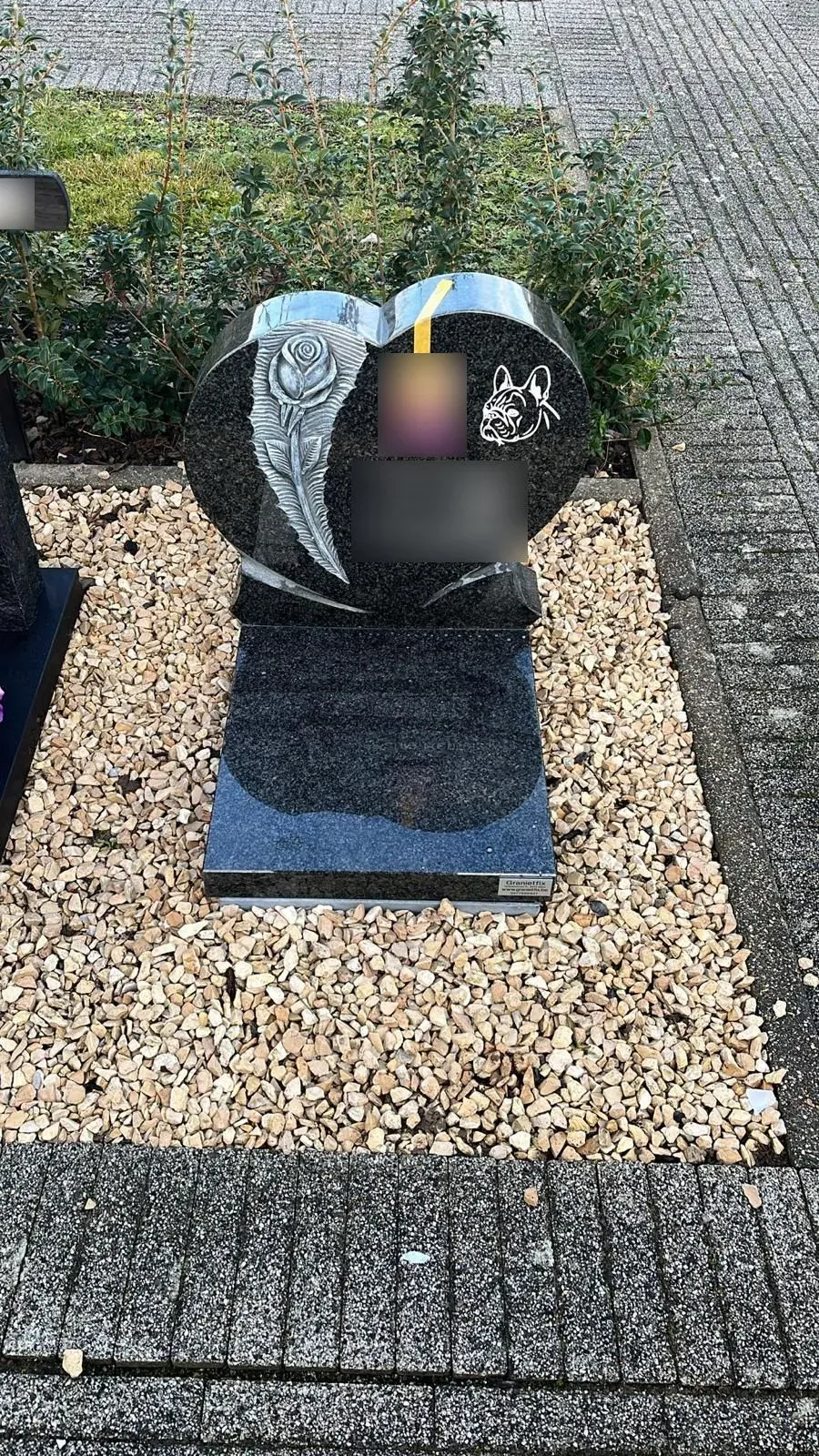 Hartmonument met roos-reliëf en gegraveerde hond