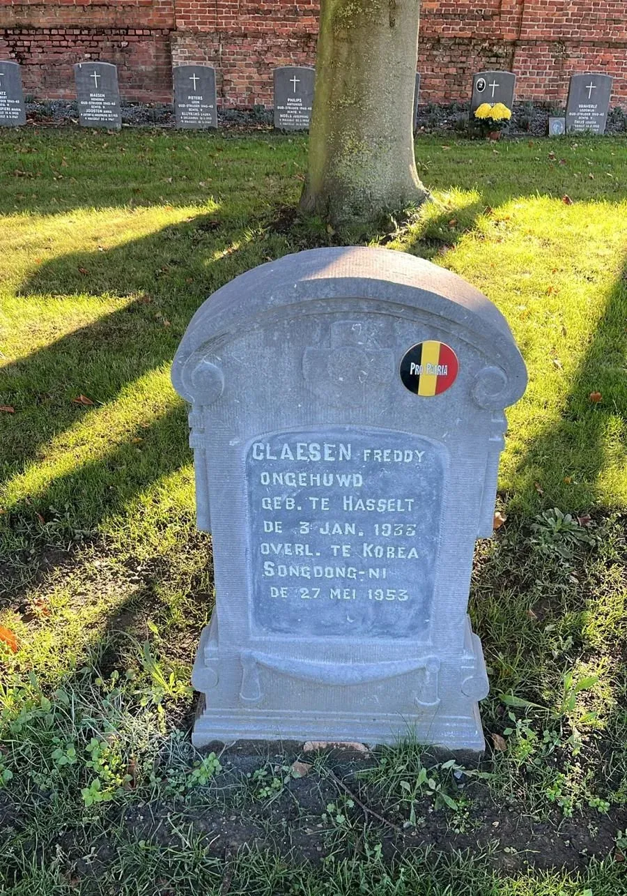 Herinkleuren oorlogsgraf, gedenkmonument door GranietFix
