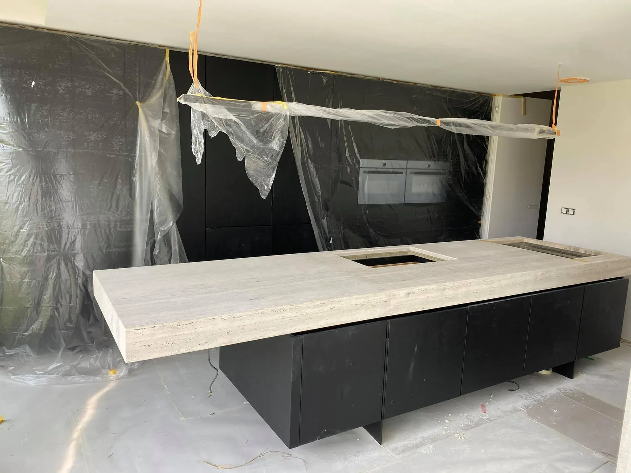 Keukeneiland in travertijn, natuursteen maatwerk door GranietFix