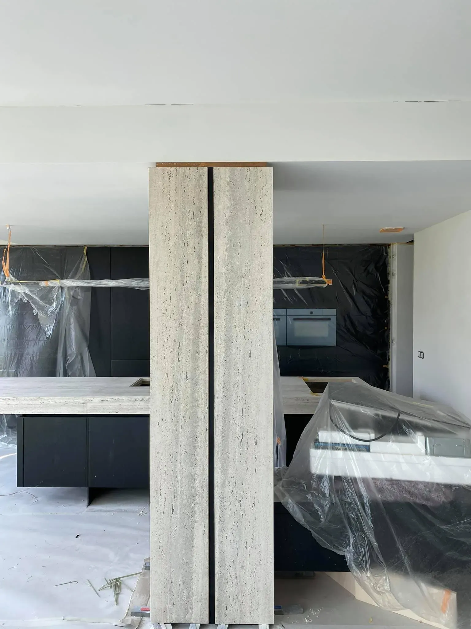 Keukeneiland travertijn, natuursteen maatwerk door GranietFix