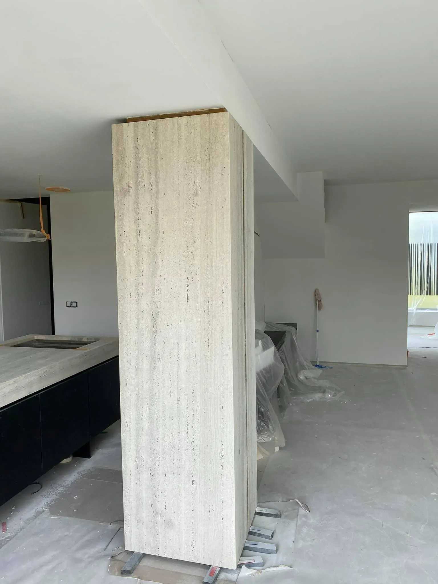 Keukeneiland travertijn, natuursteen maatwerk door GranietFix