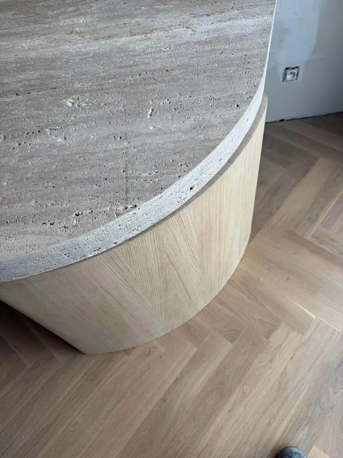 Keukeneiland travertijn detail, natuursteen maatwerk door GranietFix