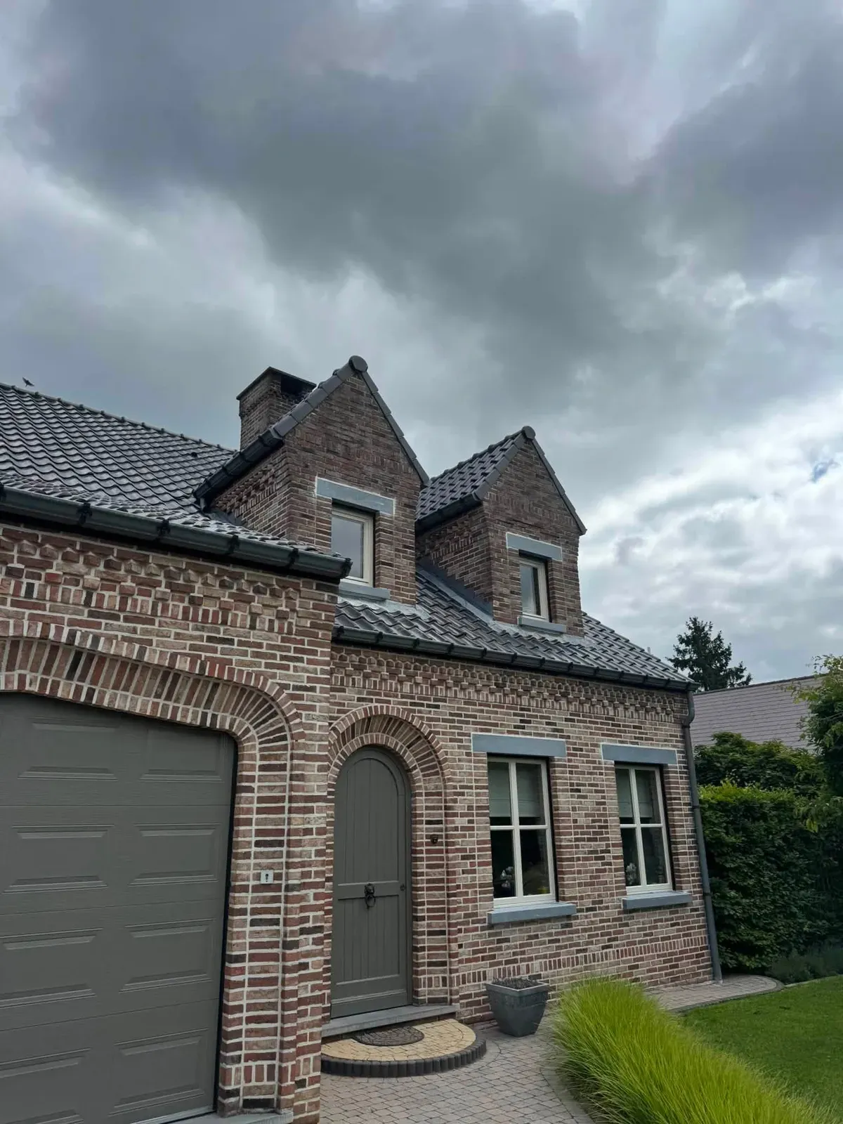 Raamdorpels en lateien in arduin op een gevel