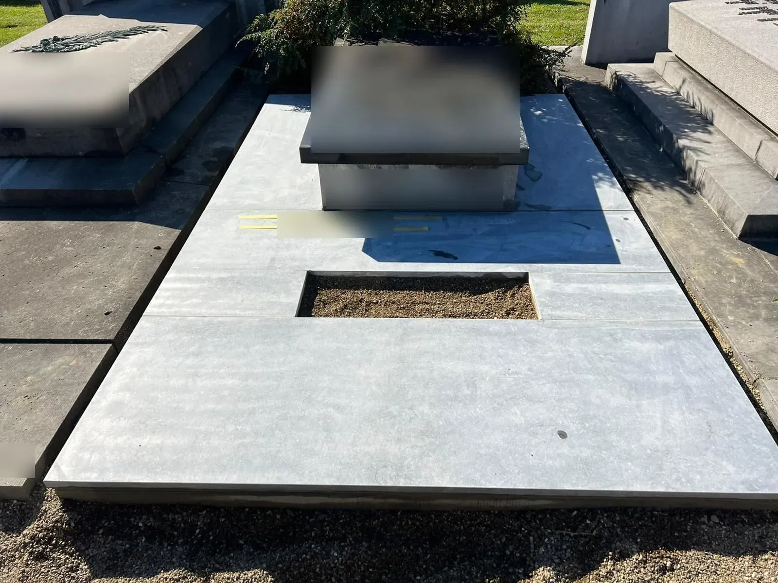 Gerenoveerd familiegraf met nieuw blauwsteen-kader