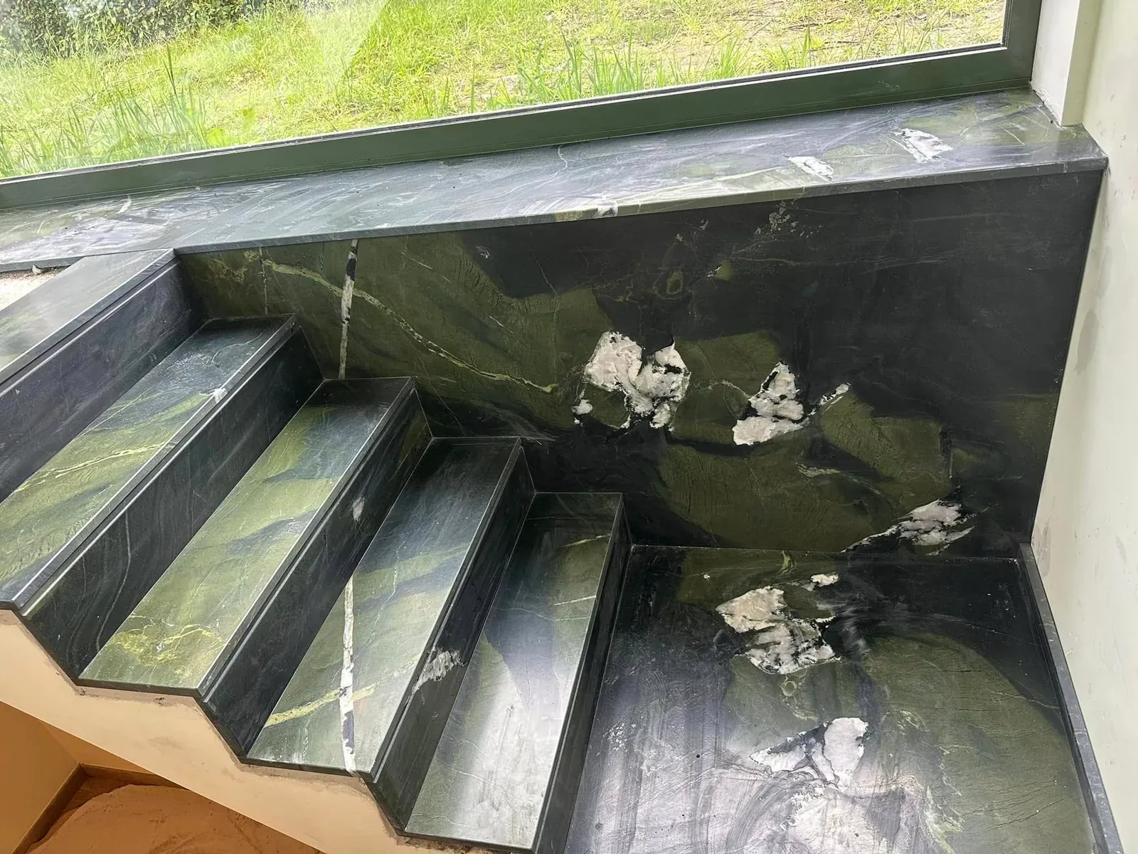 Trap bekleed in groene natuursteen