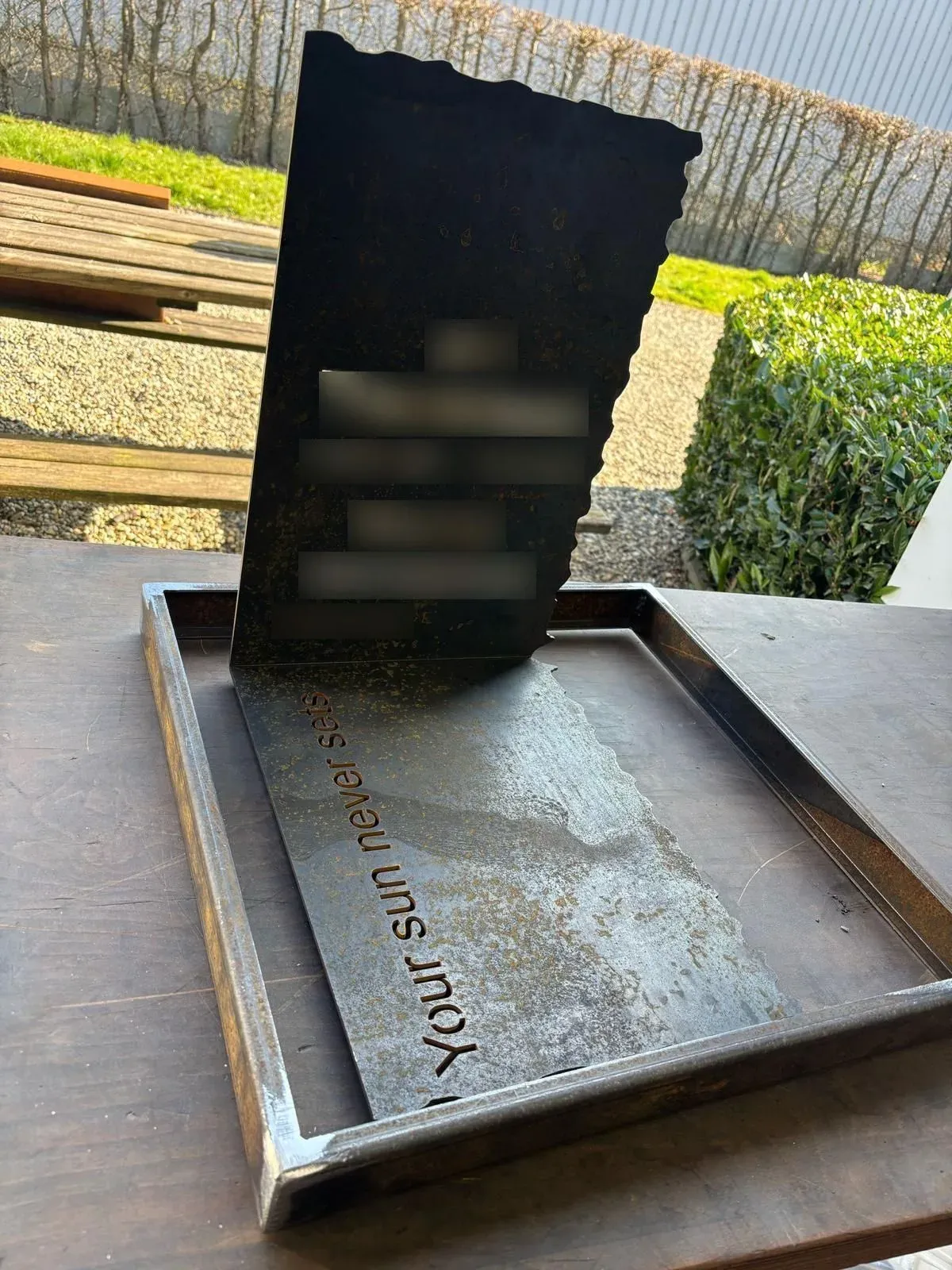 Urnemonument in cortenstaal met gefreesde letters